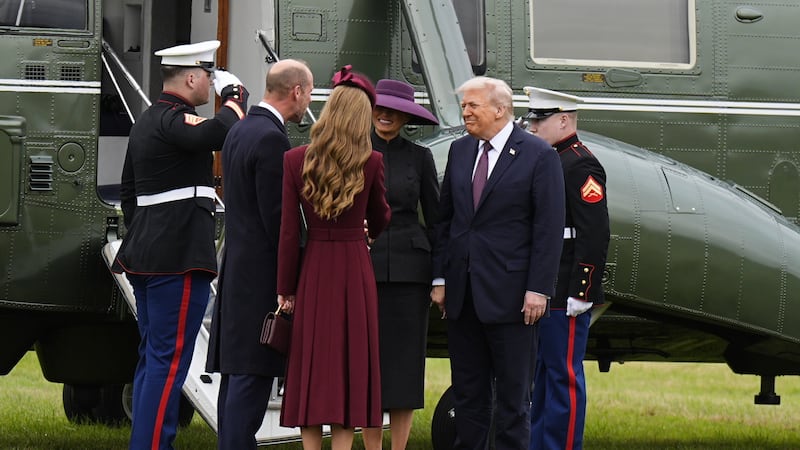 Entre honores y protestas, Trump visita Reino Unido