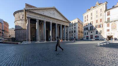Hace un año, Italia anunció el cierre de fronteras para evitar el colapso de su servicios sanitarios