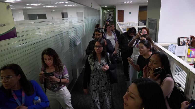 Empleados del Inai protestan por indemnizaciones, previo a la extinción del órgano