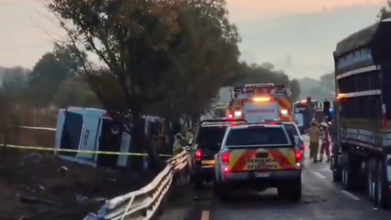 Volcadura de autobús deja al menos 7 muertos en la carretera Morelia-Pátzcuaro