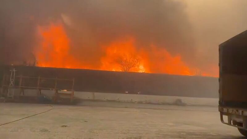 Evacúan a trabajadores tras incendio en planta Vitro en García, Nuevo León