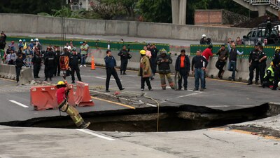 Un auto cayó en un socavón que se originó en la Paso Express, en Cuernavaca, Morelos