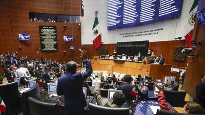 Los legisladores de la 4T celebraron la aprobación de la iniciativa de AMLO