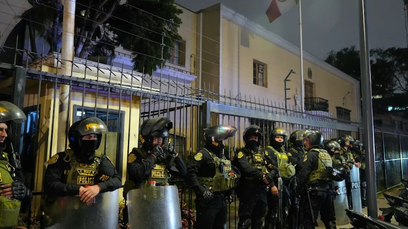 Perú irá a consulta con la OEA por considerar “uso indebido” del asilo diplomático de México