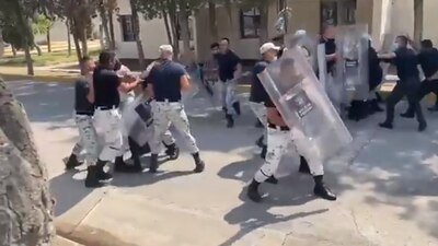 Entrenamiento antidisturbios terminó en una fuerte pelea entre elementos de seguridad nacional