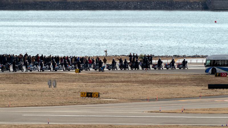 Recuperan e identifican restos de 55 de las 67 víctimas de vuelo 5342 de American Airlines