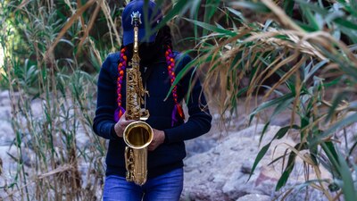 La saxofonista fue quemada con ácido en 2019