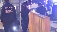 Policías detienen a un hombre que arrastraba un cadáver sobre un puente de la GAM