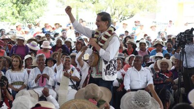 El candidato del PRI prometió a mazahuas mejorar servicios médicos a cambio de su voto