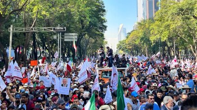 El mandatario marcha este domingo del Ángel de la Independencia al Zocalo.