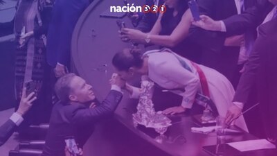 Ayer, durante su toma de protesta en la Cámara de Diputados, fue captado el momento en que besó al senador en la mano