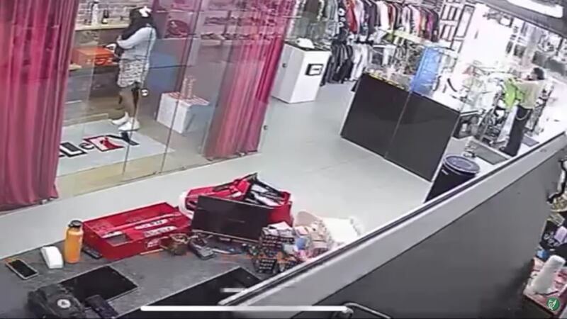 Pareja roba tenis Louis Vuitton en Polanco; tienda ofrece recompensa de 100 mil pesos