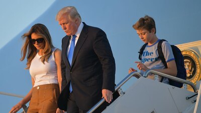 Melania Trump al arribar a un aeropuerto cercano a Washington, D.C., acompañada de su hijo Barron