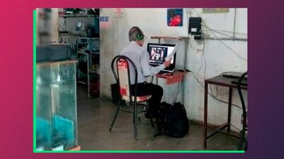 Un hombre da sus clases en línea desde un café internet