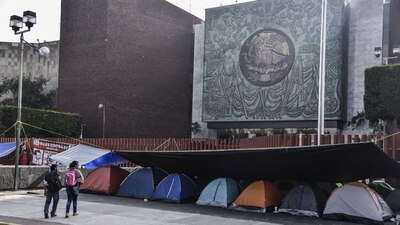 La fachada de la Cámara de Diputados está bloqueada por un grupo de maestros