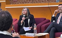 “Como estoy a la moda traigo mi acordeón”: reaparece la exministra Norma Piña