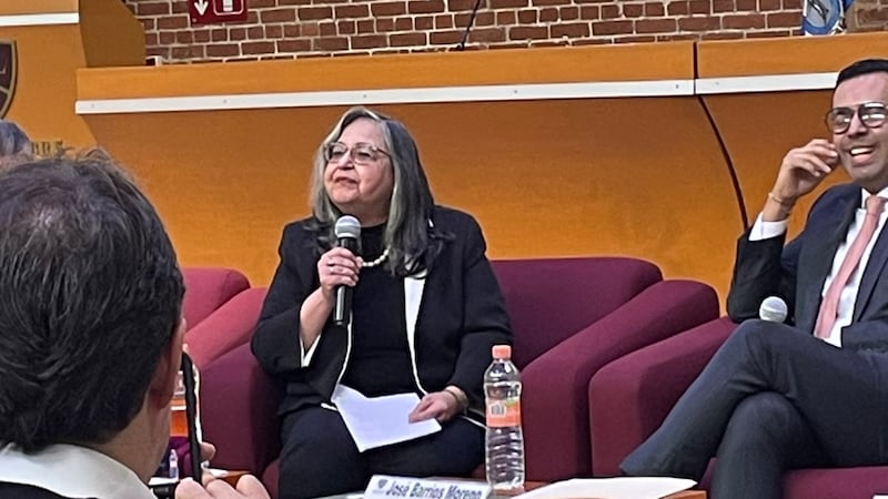 “Como estoy a la moda traigo mi acordeón”: reaparece la exministra Norma Piña