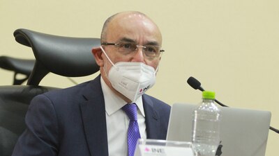 El consejero electoral Jaime Rivera en la sesión del INE.