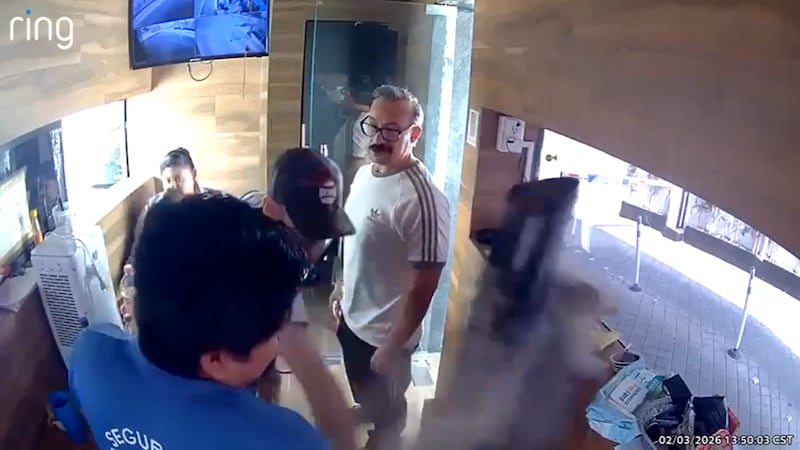 VIDEO: Presunto boxeador amateur golpea a guardia de seguridad por pedirle una identificación