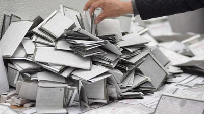 El papel que contiene el manifiesto de la población para que viva la democracia