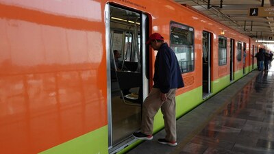 Usuarios del Metro reportan retrasos en las líneas