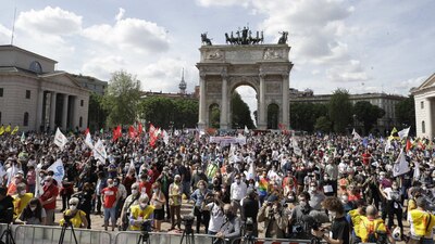 Políticos y grupos de activismo italianos reaccionaron fuertemente a lo que ven como un intento para obstaculizar la Ley Zan