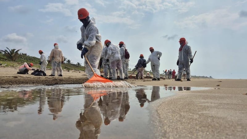 Recolectan más de 700 toneladas de contaminantes en el Golfo de México tras derrame de hidrocarburo