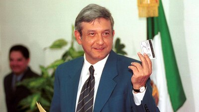 Esta foto es del 12 de feberero de 2001, cuando él mismo votó por el cambio de horario