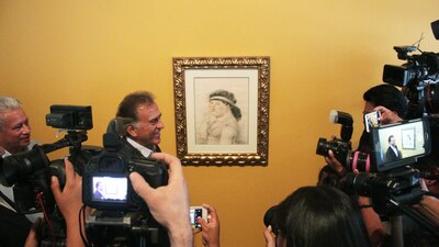 El actual gobernador inauguró una exposición con pinturas en posesión de Duarte y amigos