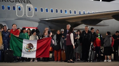 Este primer vuelo trae de regreso a casa a 135 personas