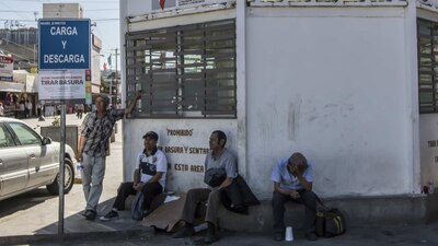 A lo largo de la frontera existen módulos para ayudar a los mexicanos deportados desde Estados Unidos