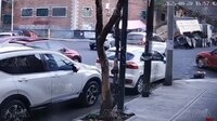 VIDEO: El momento en que cayó un camión en un socavón en la CDMX y aplastó una camioneta