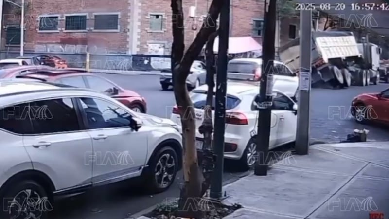 VIDEO: El momento en que cayó un camión en un socavón en la CDMX y aplastó una camioneta