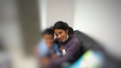 En redes ociales se dio a conocer la imagen de Juana Pérez con su hijo Dylan.