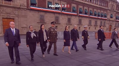 Se iza la bandera en honor a las víctimas