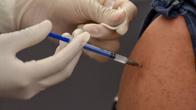 Las personas que han recibido ya sea una o dos dosis representan el 64 por ciento de la población mayor de 18 años