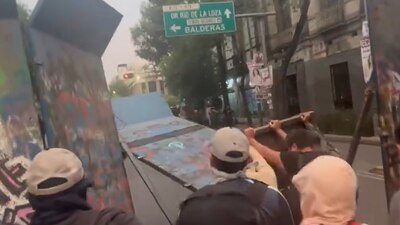 Los normalistas derribaron las vallas metálicas