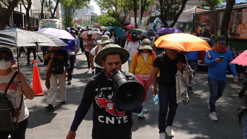 Mujer de la tercera edad increpa a integrantes de la CNTE por bloquear Reforma