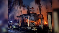 Incendio devasta restaurantes la zona turística de Punta Zicatela, en Puerto Escondido, Oaxaca