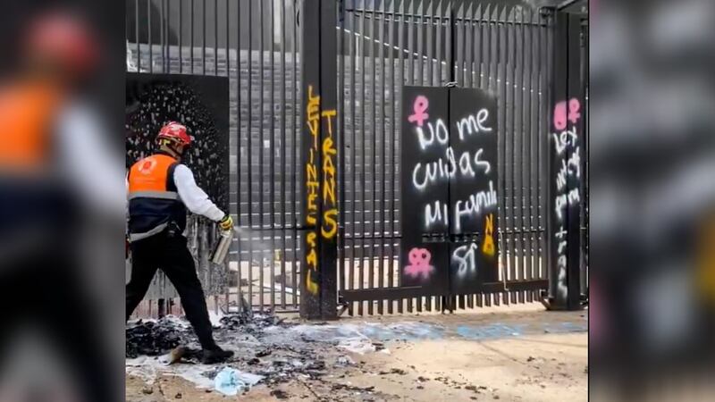 Queman fotos de la Guardia Nacional y del Ejército durante Marcha del Orgullo LGBTTTIQ+
