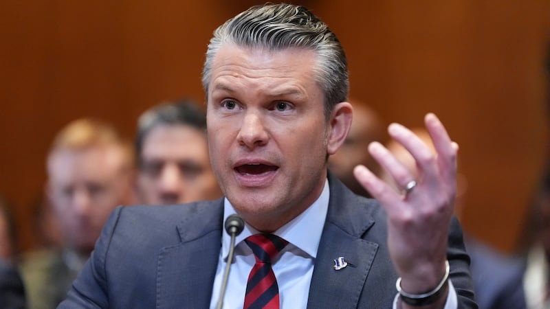 Pete Hegseth, secretario de Defensa de EU, compara la migración con una “invasión”