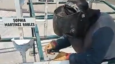 El memorial que fue dañado durante el enfrentamiento entre manifestantes