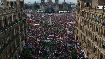 En punto de las 17:00 horas, el presidente arrncó su informe de actividades ante miles de ciudadanos