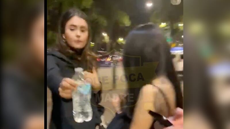 VIDEO: “Yo soy abogada”: mujer se ofende tras ser descubierta robando botellas de agua
