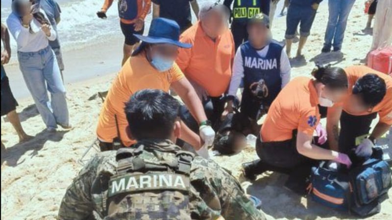 VIDEO: Heroico marino salva a dos turistas que se ahogaban en playas de BC