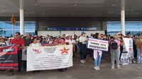 Maestros de la CNTE bloquean los accesos al Aeropuerto Internacional de Mérida