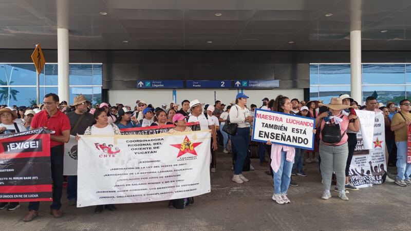Maestros de la CNTE bloquean los accesos al Aeropuerto Internacional de Mérida