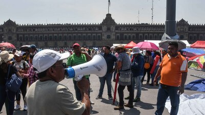 Los maestros piden aumento salarial y mantienen un plantón desde el 15 de mayo