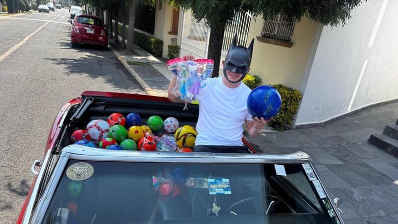 Tras enfrentar una infancia difícil, ‘Bruce Wayne de Metepec’ entrega más de mil 500 sonrisas
