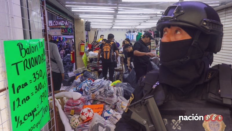 FOTOS: Decomisan cientos de productos piratas del Mundial en Tepito